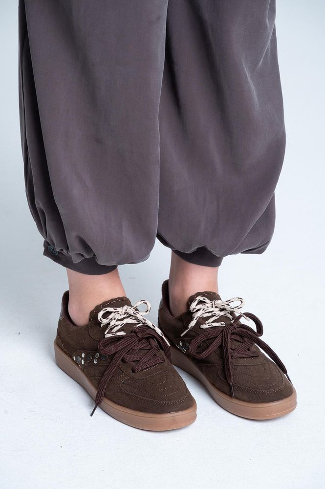 Tenis con Tachas y Costuras  ARKITECT